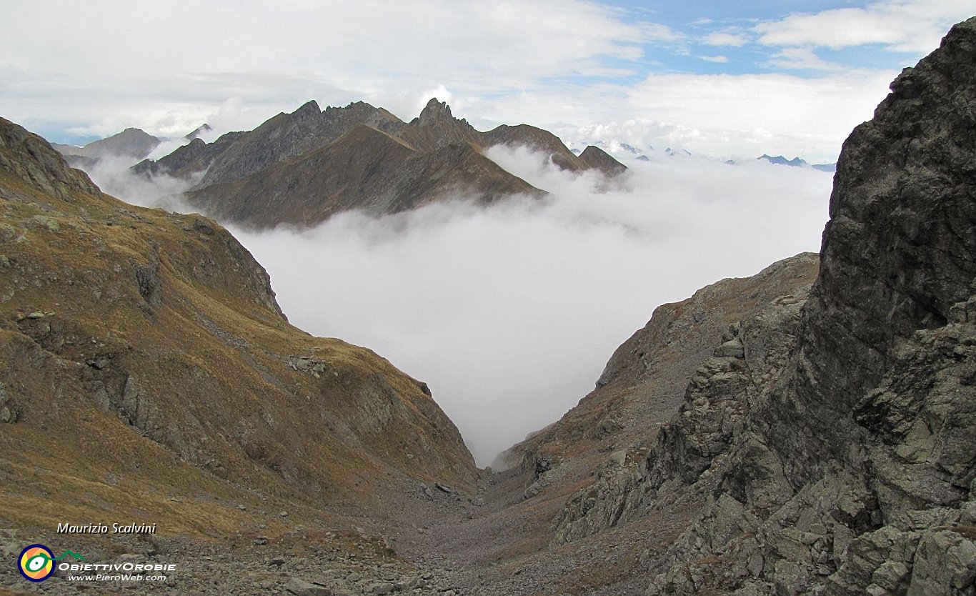 62 Dalla Bocchetta di Piazzotti, mi affaccio sul vallone col sentiero dei Vitelli....JPG